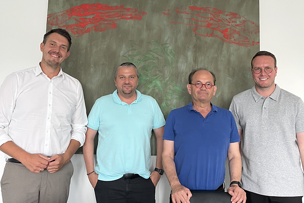 Tim Wiedemann, Tobias Zuleg, Helmut Braun und Dominik Uhl (v.l.n.r.) beim Firmenbesuch in Landau.