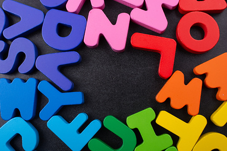 bunte Buchstaben auf schwarzem Hintergrund