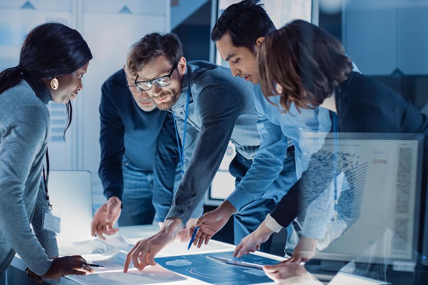 Treffen von Ingenieuren im technologischen Forschungslabor