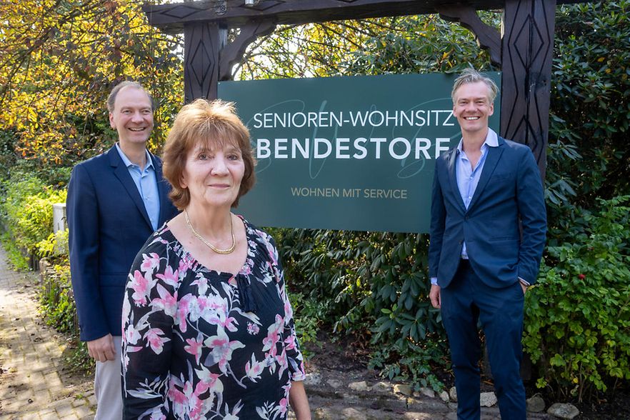 v.l. Andreas Ettwig, Gisela Ewert und Sven Ettwig stehen vor dem Schild mit der der Aufschrift "Senioren-Wohnsitz Bendestorf"
