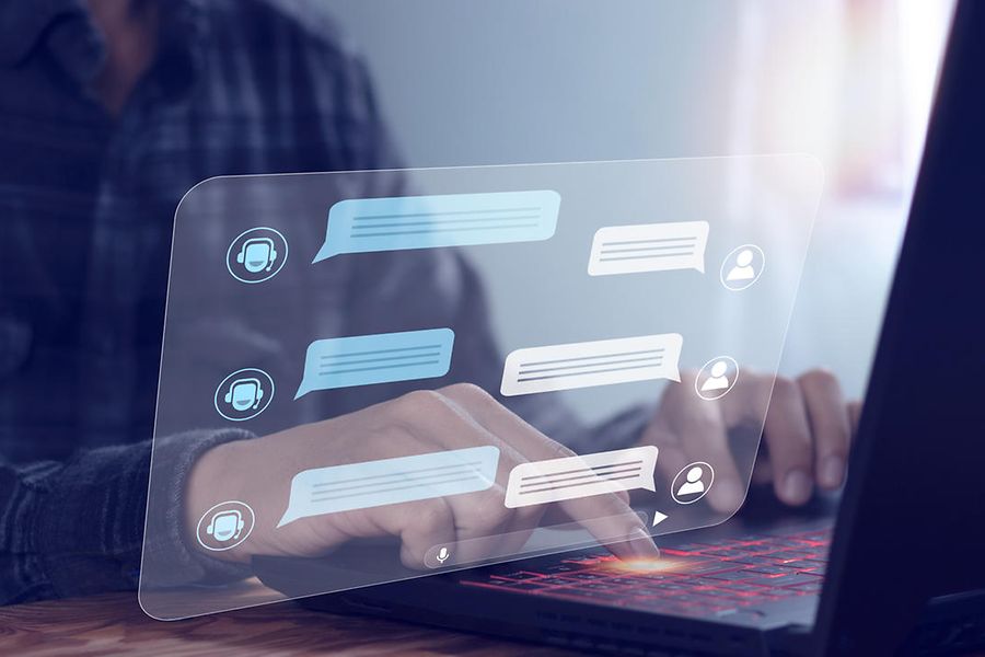 Hände am Laptop, digitaler CHatbot