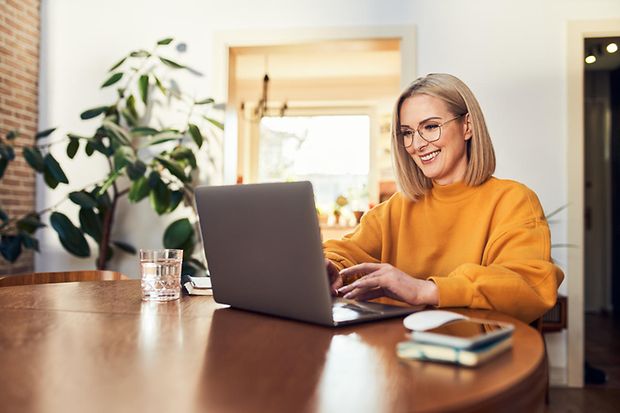 Frau am Laptop