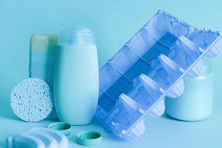 Verschieden Verpackungen aus Plastik wie eine Shampooflasche, Eierkaton, Cremedose, Flaschendeckel.