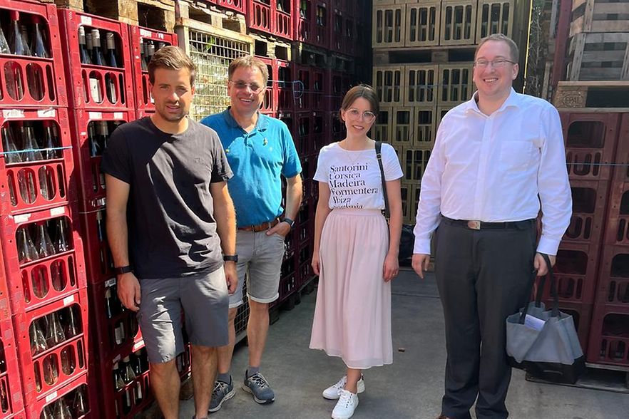 Stefan und Pascal Oberhofer mit Kim Z&uuml;chel und Dr. Marius Melzer von der IHK Pfalz.