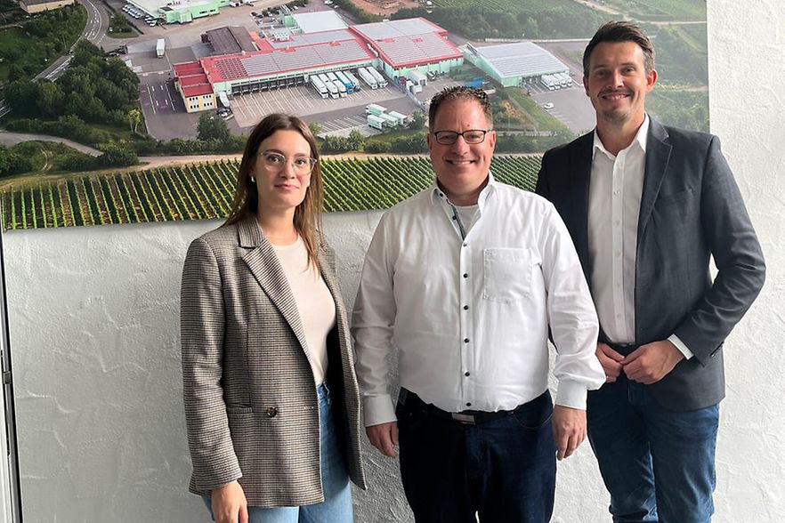 Sarah Sousa (links) und Tim Wiedemann (rechts) mit Thomas Bechtold.