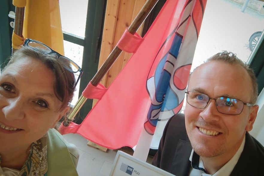 Veronika Pommer mit dem neuen Werksleiter Thorsten Kruska.