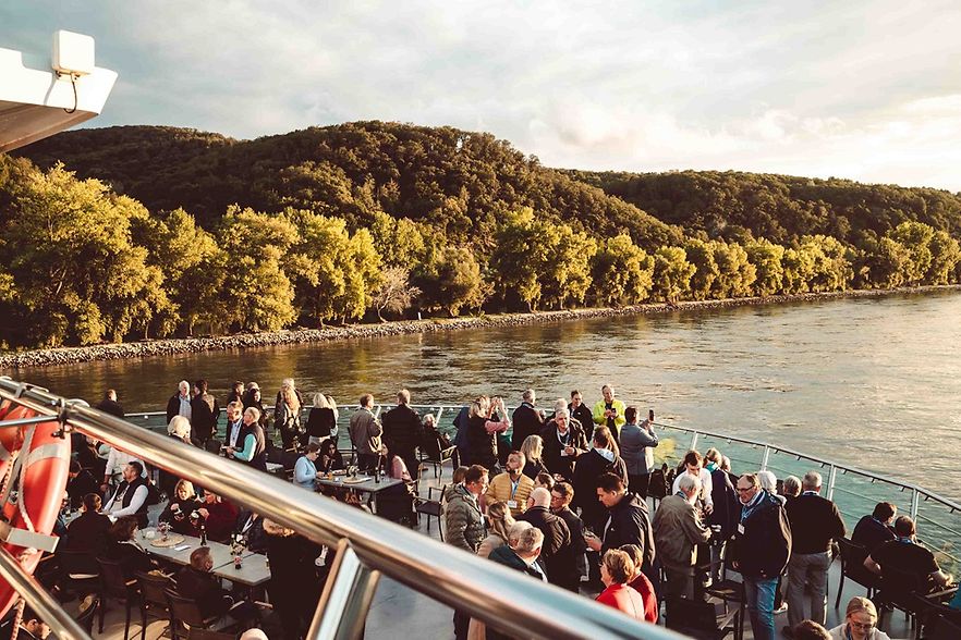 Viele Menschen an Deck eines Schiffes