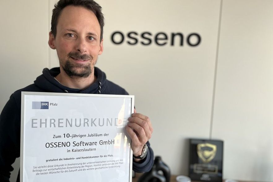 Freut sich &uuml;ber die Urkunde: Dr. Sebastian Adam, Gr&uuml;nder und Inhaber der OSSENO Software GmbH..