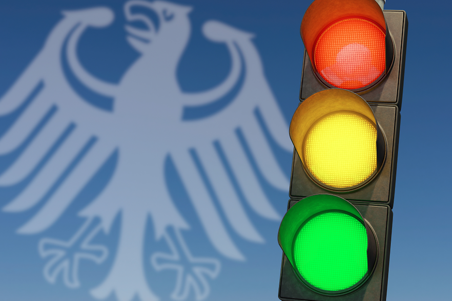 Unternehmen werten Bruch als Chance im Vordergrund eine Ampel, im Hintergrund das Adlersymbol