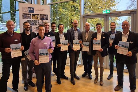 Das Foto zeigt Personen mit dem Positionspapier zu den Leitlinien im Hinblick auf Erneuerbare Energien in Lippe.