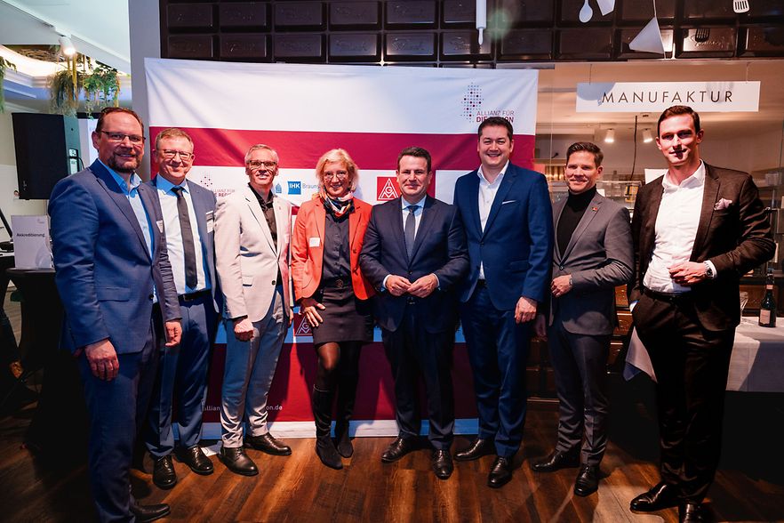 Gruppenfoto von 7 M&auml;nnern und einer Frau.