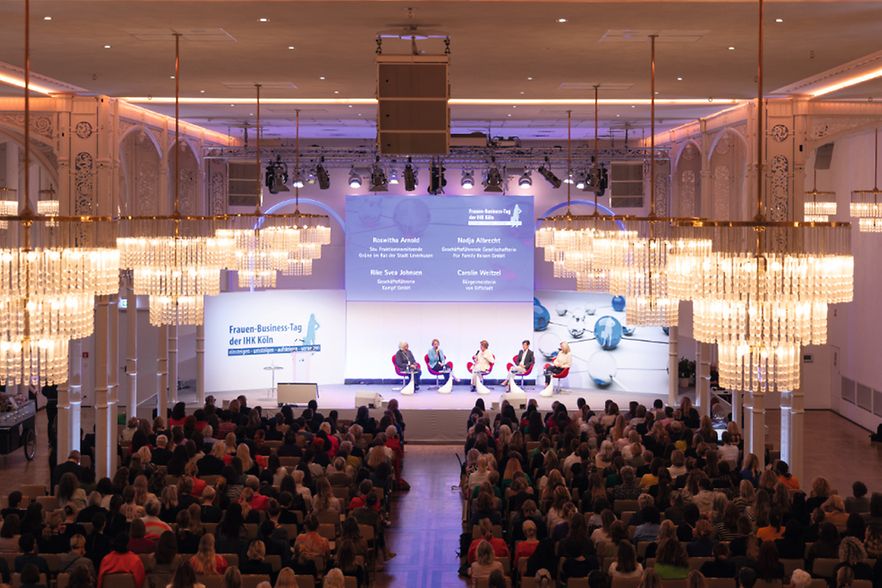 Blick in den Saal und auf die B&uuml;hne beim Frauen-Business-Tag 2024
