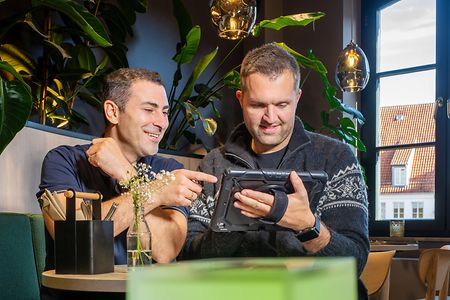 Alex M&uuml;ller und Andre Cardell im Restaurant in Flensburg.
