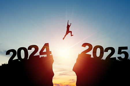 Person springt über eine Klippe auf der einen Seite steht 2024 und auf der anderen Seite steht 2025