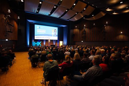 Der volle Saal und die B&uuml;hne am Pr&uuml;fertag in der Messe Husum. 
