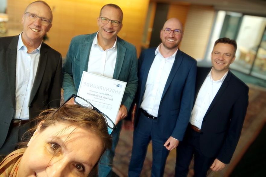 Der Vorstand der Sparkasse Kaiserslautern nehmen die Urkunde entgegen. 