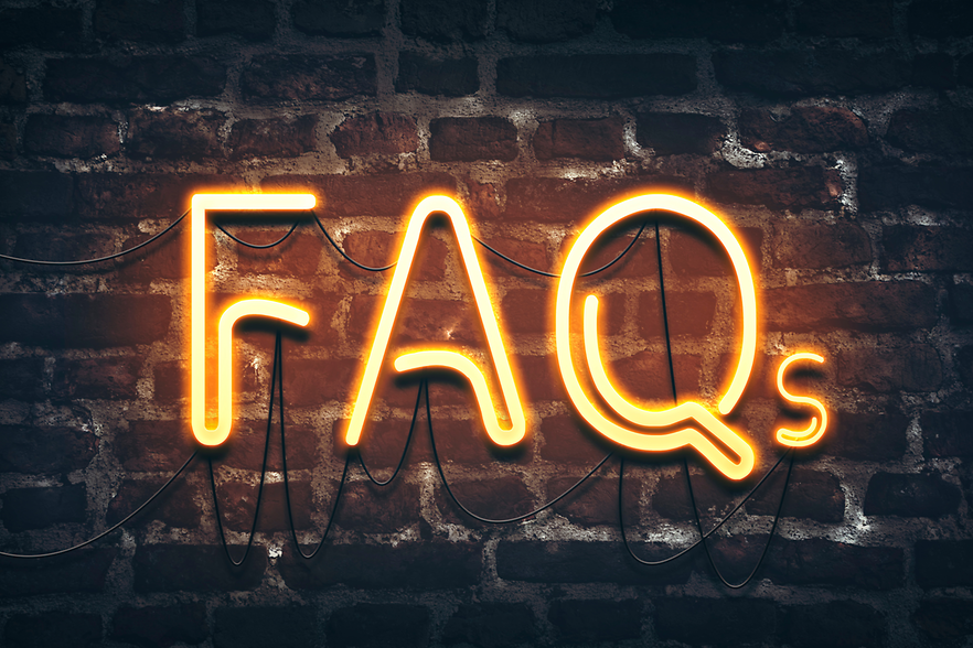 Gelbe Leuchtbuchstaben an einer Wand formen das Wort FAQs