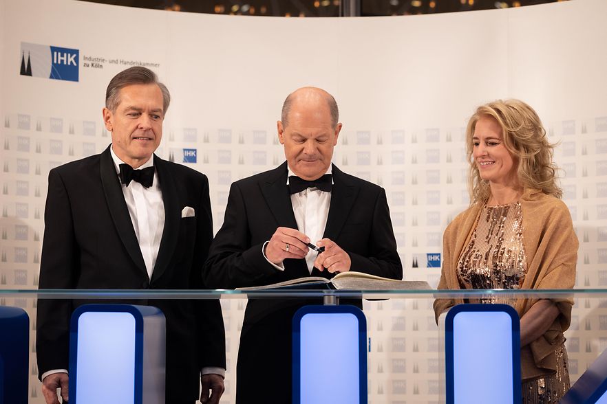 Bundeskanzler Olaf Scholz unterschreibt im G&auml;stebuch der IHK K&ouml;ln 
