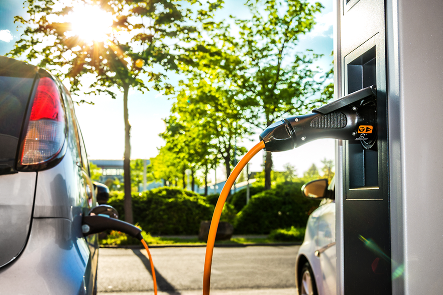 Elektromobilität (Batterie) - Webinar über Ladeinfrastruktur-Projekte für Nutzfahrzeuge Elektrofahrzeug wird geladen