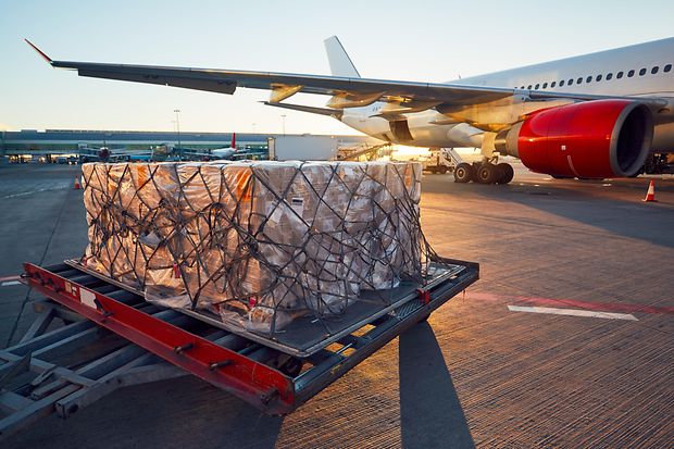 Ein Flugzeug wird mit Fracht beladen