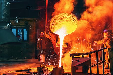 Abgu&szlig; von fl&uuml;ssigem Metall in Stahlwerk
