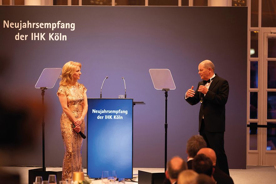 IHK-Pr&auml;sidentin Gr&uuml;newald und Bundeskanzler Scholz auf der B&uuml;hne beim Neujahrsempfang 2025