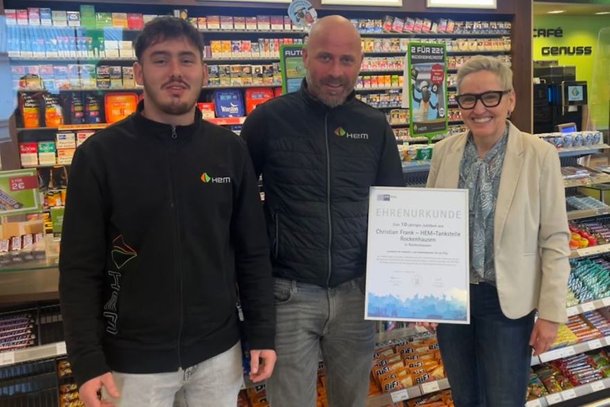 Tankstellenbetreiber Christian Frank mit Azubi und Grit Wehrmann