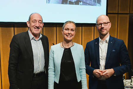 Jan Eder, Manja Schreiner und Sebastian Stietzel posieren für ein Foto im Rahmen der Vollversammlung vom 10.12.2024