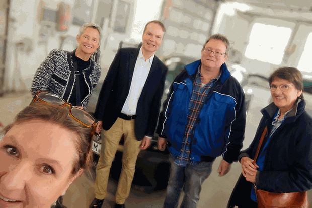 Veronika Pommer, Beate Kimmel, Philip Pongratz und Rita Petry besuchen die Lackier -& Karosseriezentrum Schäfer GmbH 