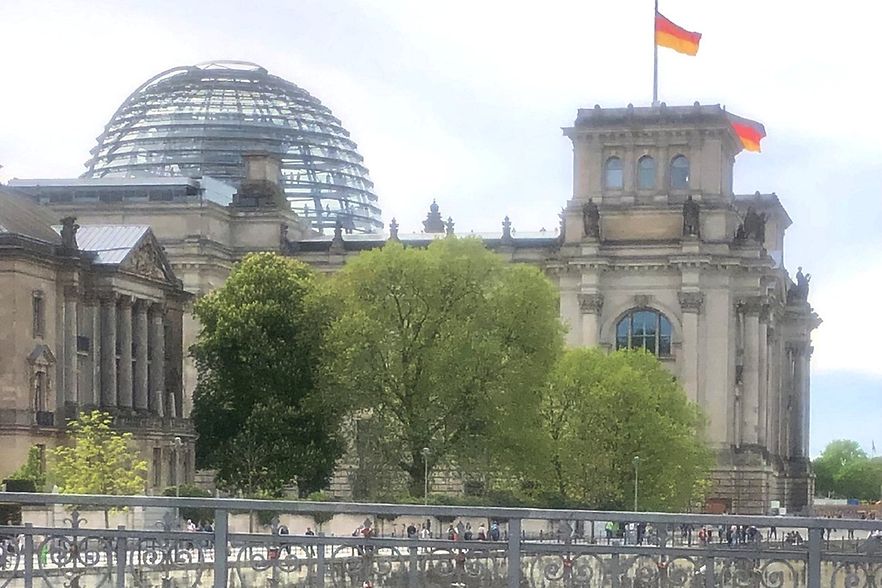 die Geb&auml;ude des Bundes- und Reichstages in Berlin