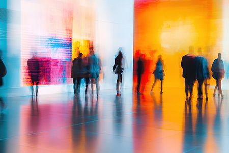 Personen besuchen eine Ausstellung