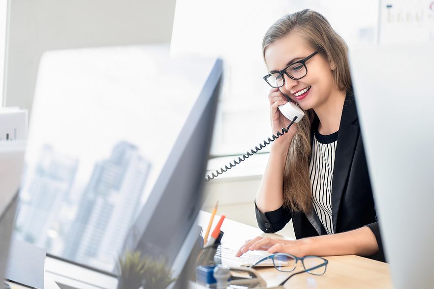 Schmuckbild; Frau in B&uuml;ro