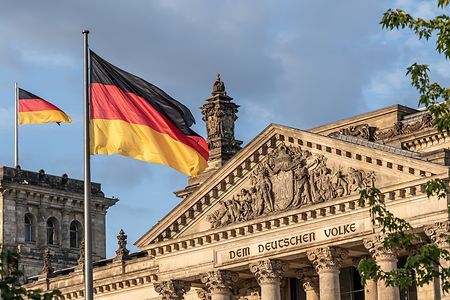 Bundesrepublik Deutschland, deutsche Nationalflagge am Parlamentsgeb&auml;ude weht vor blauem Himmel, DE