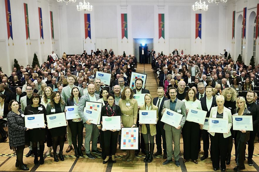 Gruppenfoto aller Unternehmensvertreter, die das Pr&auml;dikat gesund arbeiten in fd 2024 &uuml;berreicht bekommen haben