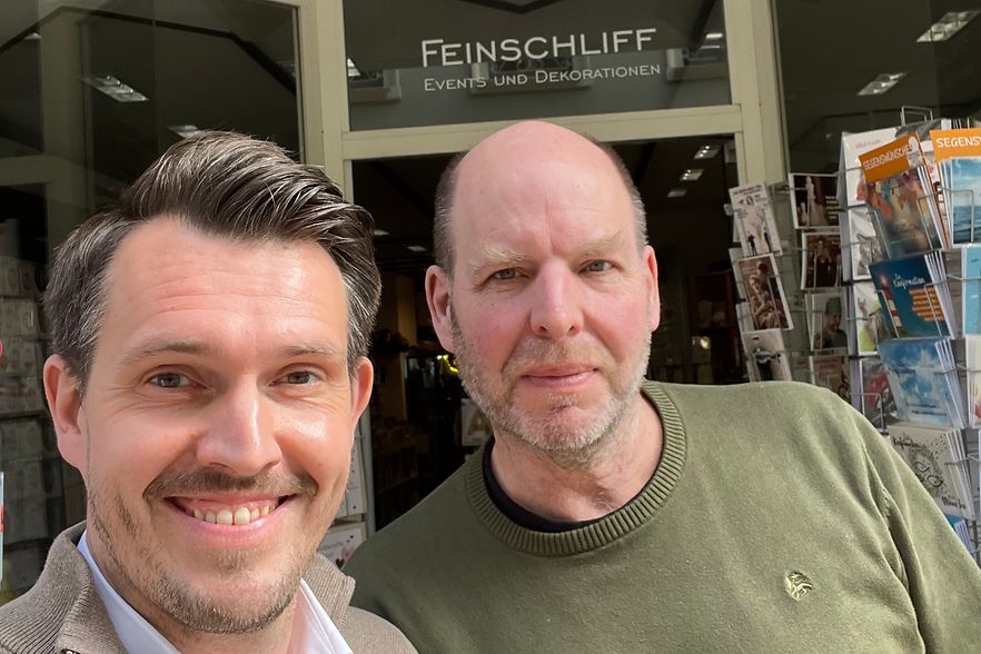 Tim Wiedemann mit Inhaber Ralf Knippenberg.