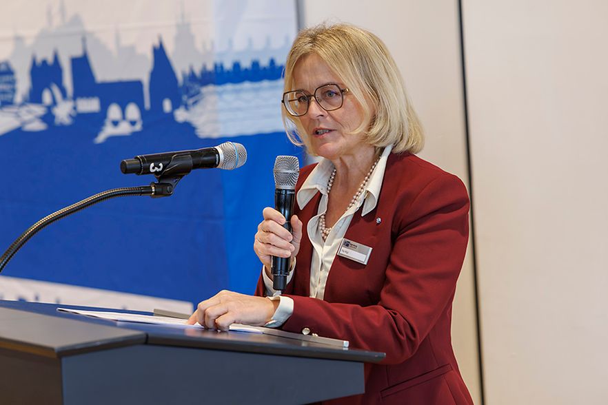 Rita H&ouml;gl, Vizepr&auml;sidentin der IHK Regensburg f&uuml;r Oberpfalz / Kelheim bei ihrer Rede.