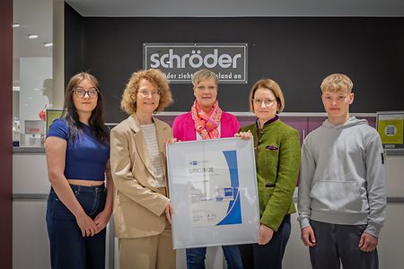 Urkunden&uuml;bergabe Modehaus Schr&ouml;der