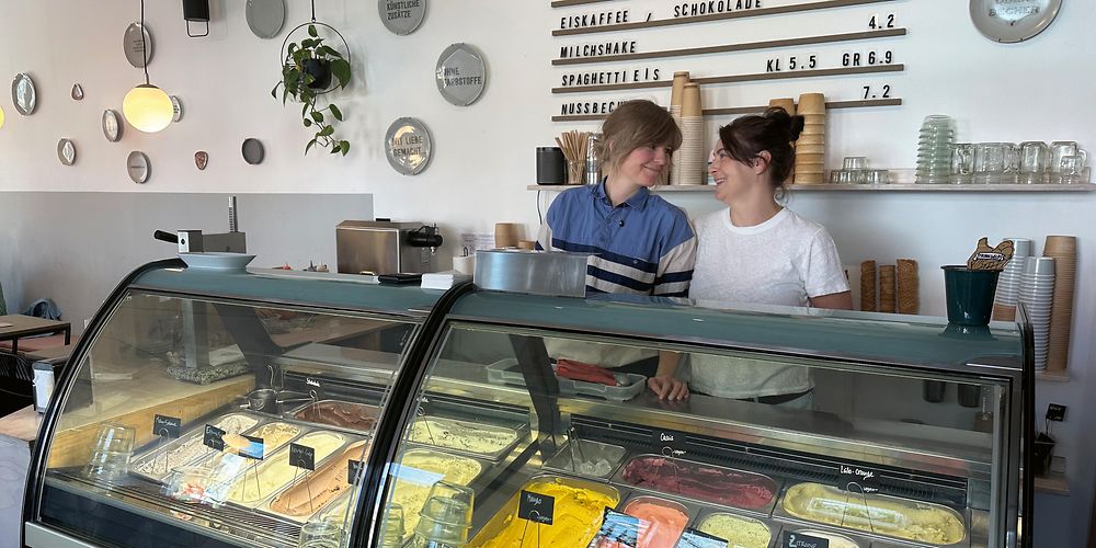 Nina Bruns (und Marieke von der L&uuml;the hinter der Theke des &bdquo;Eisfeld&ldquo; in Ehrenfeld.