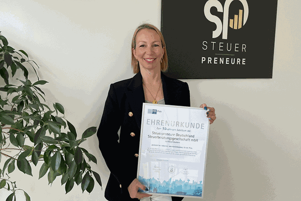 Urkundenübergabe bei Miriam Hoch von den Steuerpreneuren Deutschland Steuerberatungsgesellschaft mbH