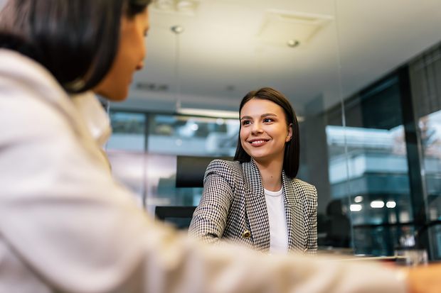 Gesch&auml;ftsfrauen arbeiten zusammen im B&uuml;ro