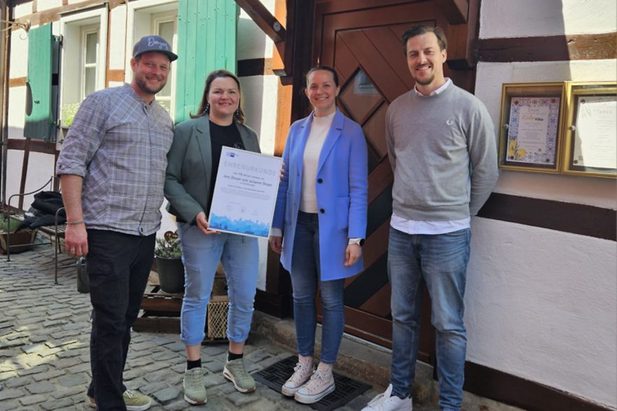 Die Inhaber von Dreyer's Chalet mit Laura Baier und Kai von Linden.