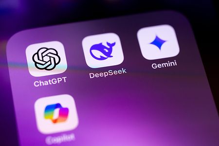 Symbolbild: Handybildschirm mit App-Symbolen von ChatGPT, DeepSeek, Gemini und Copilot