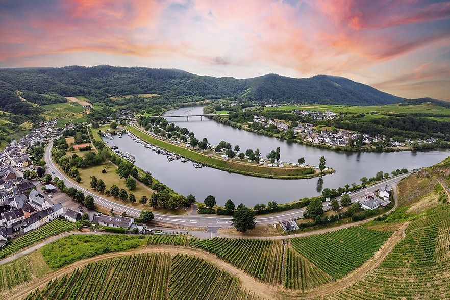 Luftbild mit Weinbergen und Fluss mit Campingplatz und kleinem Hafen