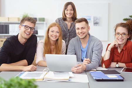 Gruppe junger Menschen, die gemeinsam lernen.