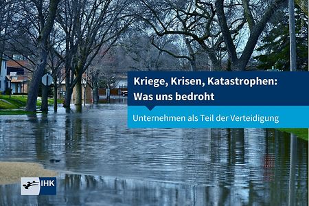 Wohngebiet mit &uuml;berschwemmten Stra&szlig;en