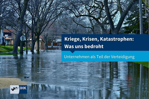 Wohngebiet mit überschwemmten Straßen
