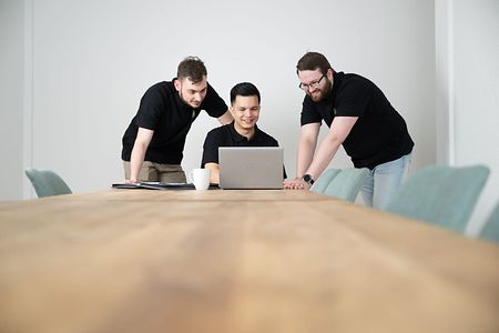 Das Team der Nexaris GmbH aus Elmshorn am Schreibtisch