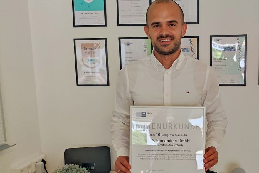 Kenan Dipcinoglu mit Jubil&auml;umsurkunde