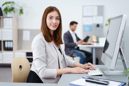 zwei Personen im Büro
