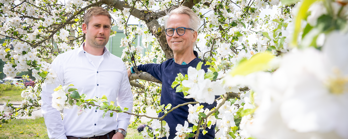 Jacob und Stefan Voelkel stehen auf einer 